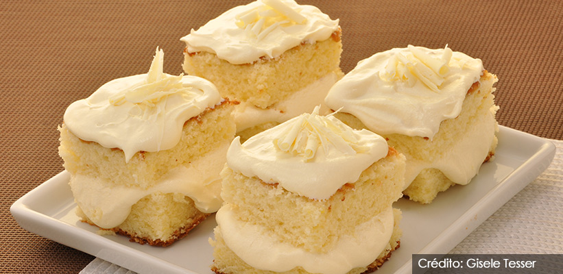 Bolo de aniversário simples feminino branco coberto com manteiga